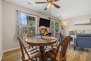Condo, 1 giường cỡ queen và sofa giường, sân hiên, quang cảnh vườn (Branson Fall Creek Retreat) | Khu ăn uống