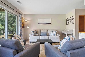 Apartamento, 1 cama de matrimonio con sofá cama, patio (Branson Fall Creek Retreat) | Zona de estar | Televisión de pantalla plana de 42 pulgadas con canales digitales