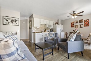 公寓式客房, 1 张大床和 1 张沙发床, 露台, 花园景观 (Branson Fall Creek Retreat) | 客厅 | 42-英寸纯平电视 （配备数码频道）、壁炉