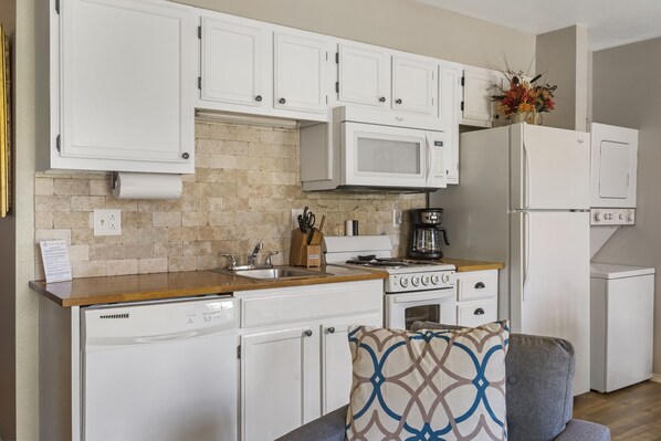 Condo, 1 Queen Bed, Balcony, Garden View | Private kitchen | Fridge, microwave, oven, stovetop