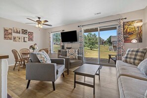 Apartment, 1 Queen-Bett und Schlafsofa, Terrasse, Gartenblick (Branson Fall Creek Retreat) | Wohnbereich | 42-Zoll-Flachbildfernseher mit Digitalempfang, Kamin