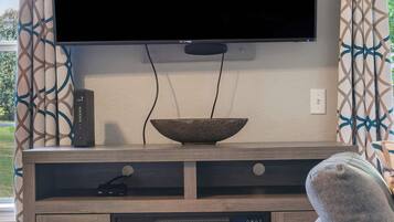 Condo, 1 cama Queen size y sofá cama, patio, vista al jardín (Branson Fall Creek Retreat) | Interior