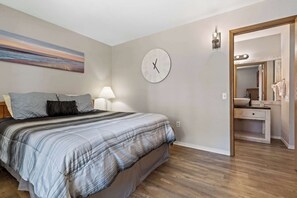 Condo, 1 giường cỡ queen và sofa giường, sân hiên, quang cảnh vườn (Branson Fall Creek Retreat) | 1 phòng ngủ, trang trí khác biệt 