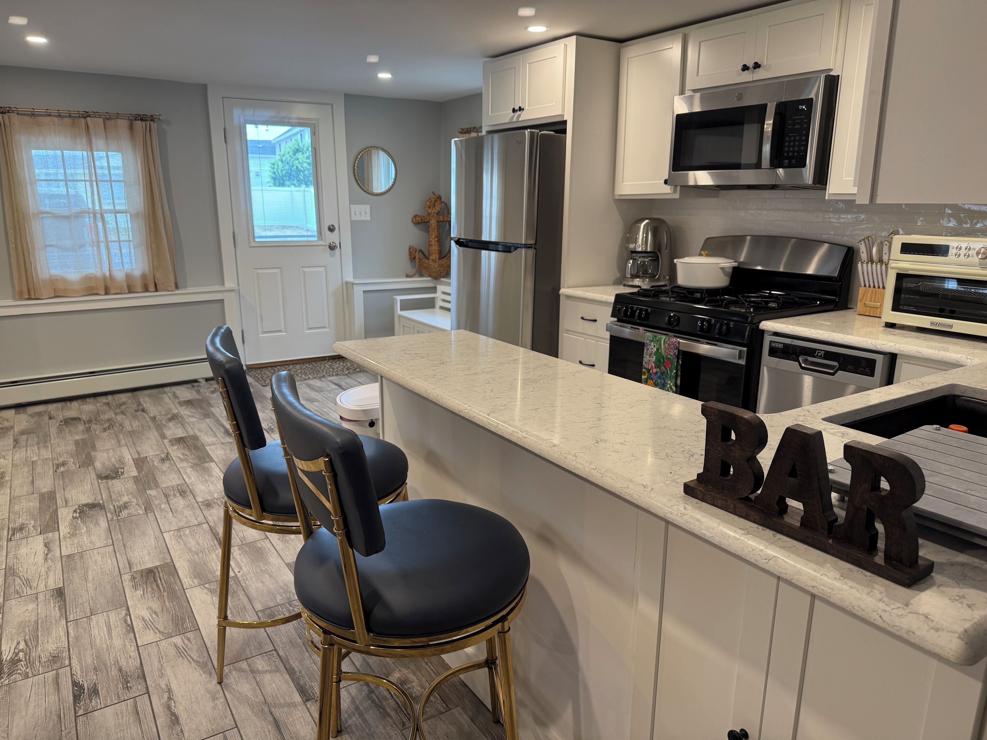 Réfrigérateur, micro-ondes, four, plaque de cuisson