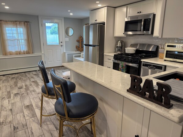 Refrigerador, microondas, horno y parrilla de estufa 