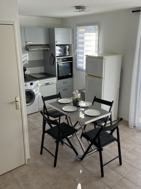 Dining - Agréable Maisonnette Mas des Vignes (clavisson)