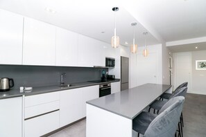 Réfrigérateur, micro-ondes, four, lave-vaisselle