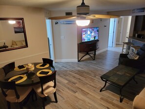 Dining - Bobby's oceanfront   2 king suites and bunk beds condo (Ormond Beach)