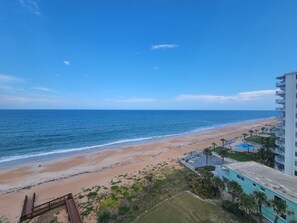 On the beach - Bobby's oceanfront   2 king suites and bunk beds condo (Ormond Beach)