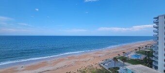 Bobby's oceanfront   2 king suites and bunk beds condo