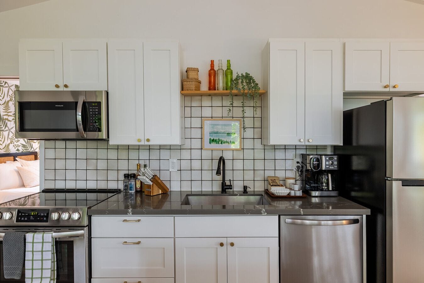 Frigorífico, microondas, horno y placa de cocina