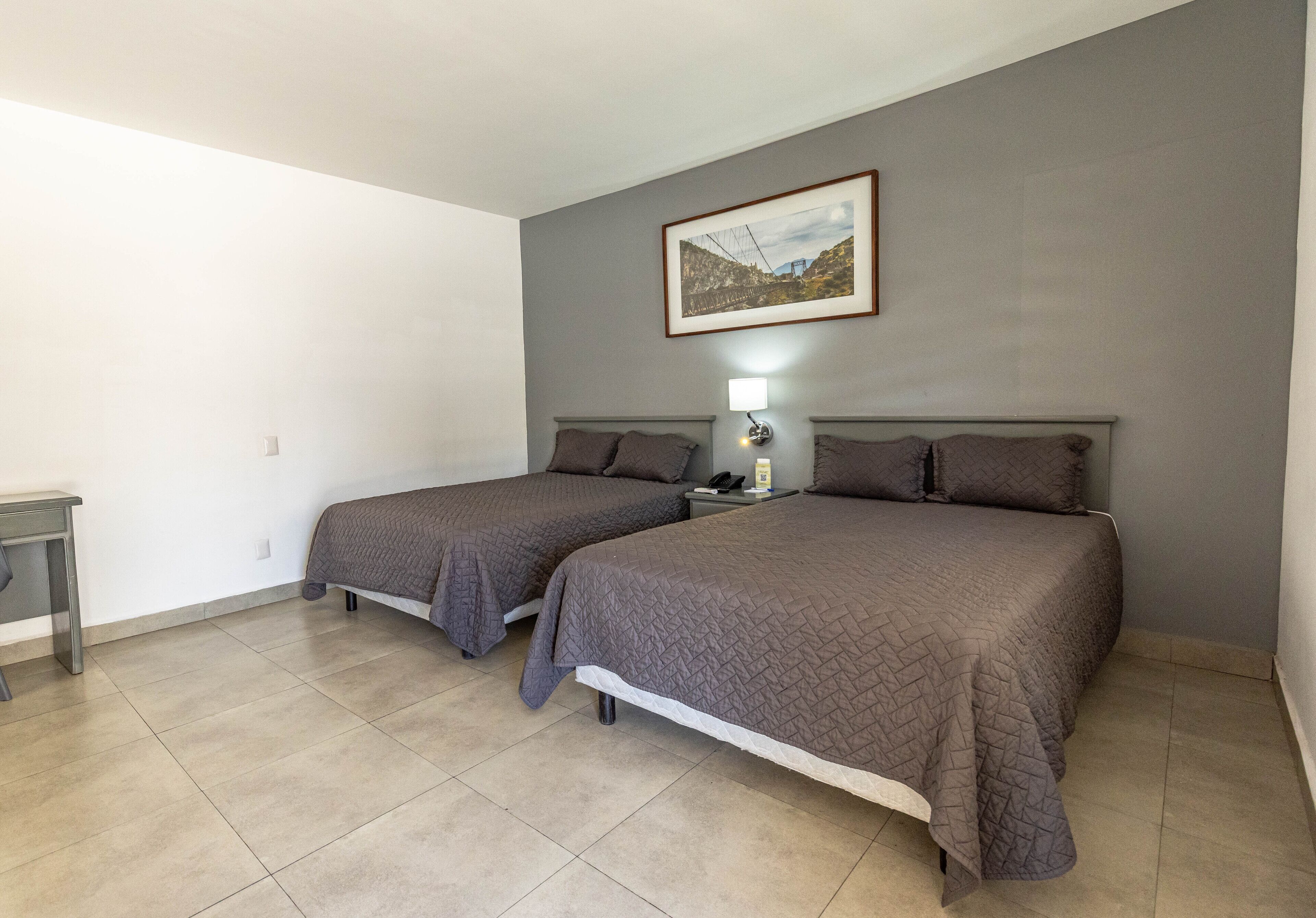 Escritorio y espacio para trabajar con laptop 