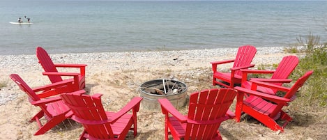 Sulla spiaggia, lettini da mare, teli da spiaggia