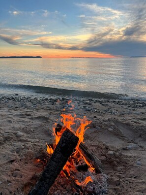 En la playa, camastros y toallas de playa 