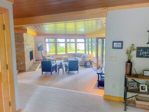 Smart TV, chimenea, reproductor de DVD y libros 