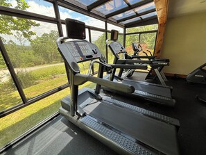 Fitness facility - Beautiful Cabin - Secluded But Convenient (Branson)