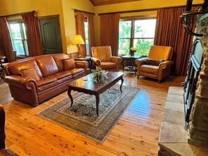 Smart TV, fireplace - Beautiful Cabin - Secluded But Convenient (Branson)