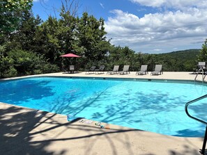 Outdoor pool - Beautiful Cabin - Secluded But Convenient (Branson)