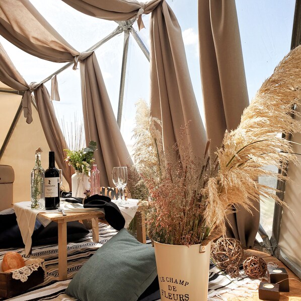 Decoración personalizada, muebles diferentes y ropa de cama