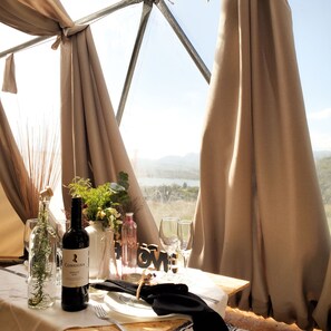 Decoración personalizada, muebles diferentes y ropa de cama