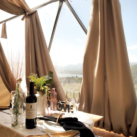 Decoración personalizada, muebles diferentes y ropa de cama