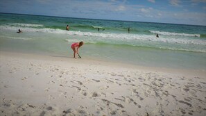 Una spiaggia nelle vicinanze, lettini da mare, teli da spiaggia