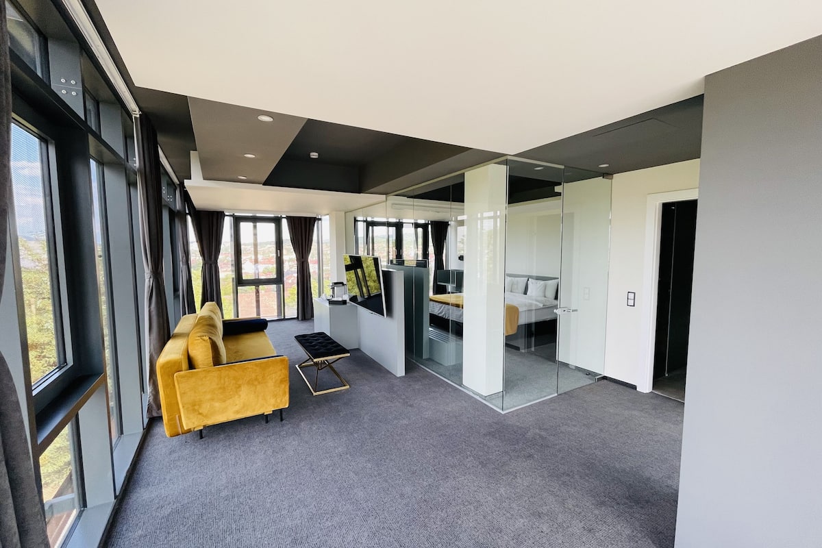 Suite estudio panorámica, vistas a la ciudad | Minibar, caja fuerte, escritorio y espacio para trabajar con un portátil