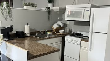 Kylskåp, mikrovågsugn, ugn och spishäll