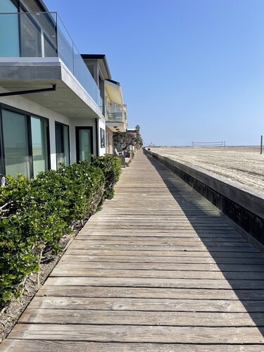 Fabulous private stand alone unit with amazing ocean views and private deck.