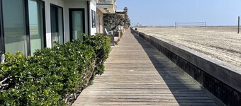 Fabulous private stand alone unit with amazing ocean views and private deck.