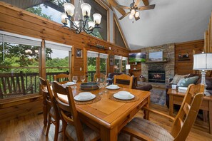 Dining - 🌲Beautiful Cabin🌲Great Location ⛰ / Hot Tub / WiFi / Arcade Games🕹 (Sevierville)