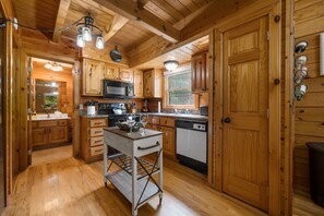 Fridge, microwave, oven, stovetop - 🌲Beautiful Cabin🌲Great Location ⛰ / Hot Tub / WiFi / Arcade Games🕹 (Sevierville)