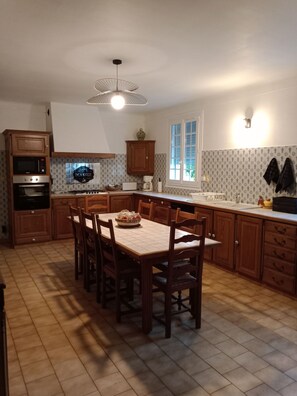Fridge, microwave, oven, stovetop - Beautiful and spacious country residence (Ibos)