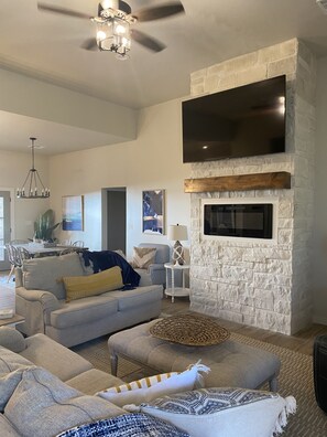 Smart TV y chimenea