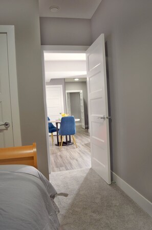 2 bedrooms, desk, iron/ironing board, free WiFi - Adorable brand new 2 bedrooms basement suite. (Edmonton)