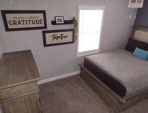 2 bedrooms, iron/ironing board, free WiFi, bed sheets - THE "PRETLOW" 2 Bedrooms (Franklin)