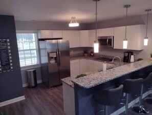 Réfrigérateur, micro-ondes, plaque de cuisson, cafetière/bouilloire