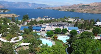 Beautiful views of Lake Chelan, scenic getaway close to downtown and Slidewaters