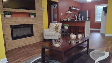 Smart TV, fireplace