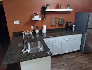 Fridge, microwave, coffee/tea maker, blender - The "KINGSDALE" 2 Bedrooms (Franklin)