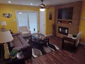 Smart TV, fireplace - The "KINGSDALE" 2 Bedrooms (Franklin)