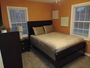 2 bedrooms, iron/ironing board, free WiFi, bed sheets - The "KINGSDALE" 2 Bedrooms (Franklin)