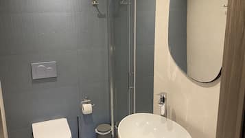 Deluxe Apartment | Bathroom