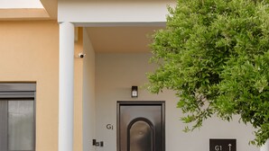 A modern building entrance with a black door, a staircase, and directional signs labeled G1, G2, and G3. - Galio Suites Airport by Airstay (Spata-Artemida)