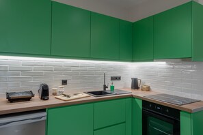 Departamento Confort | Cocina privada | Refrigerador con congelador, microondas, horno y parrilla de estufa 