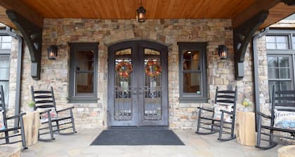 Blue Ridge Mountain Lodge-Near Asheville/Charlotte DIY Wedding,Reunion,King Beds