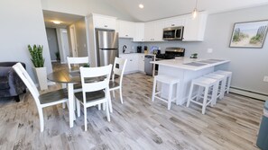 Fridge, microwave, oven, stovetop - Enjoy the beach during the day and sunsets at night (Seabrook)