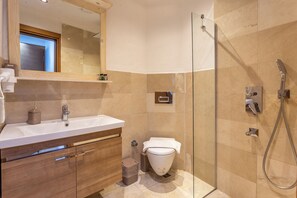 Phòng đôi Deluxe | Phòng tắm | Buồng tắm vòi sen, vòi sen phun mưa, máy sấy tóc, khăn tắm 