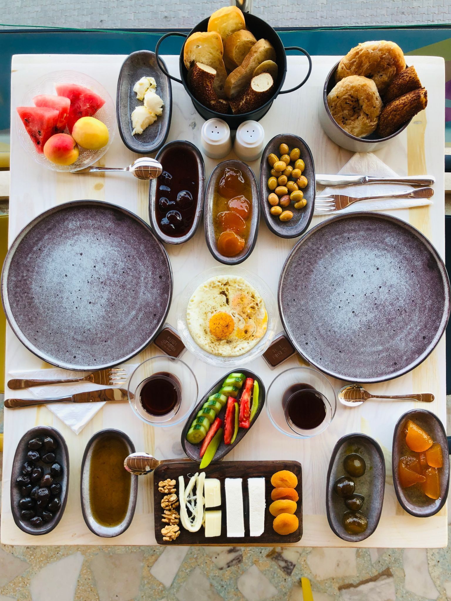 Ein reichhaltiges Frühstücksbuffet mit Speisen und Getränken auf einem Tisch.
