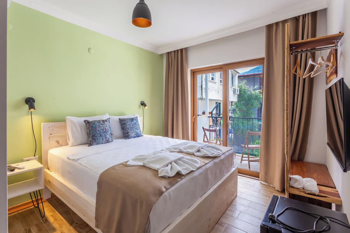 Premium bedding, minibar, free WiFi, bed sheets